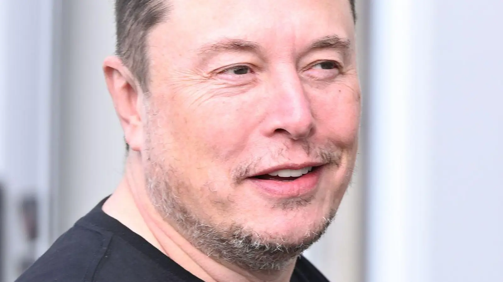 Elon Musk warf Apple und OpenAI unfairen Wettbewerb vor. (Archivbild) (Foto: Sebastian Gollnow/dpa)
