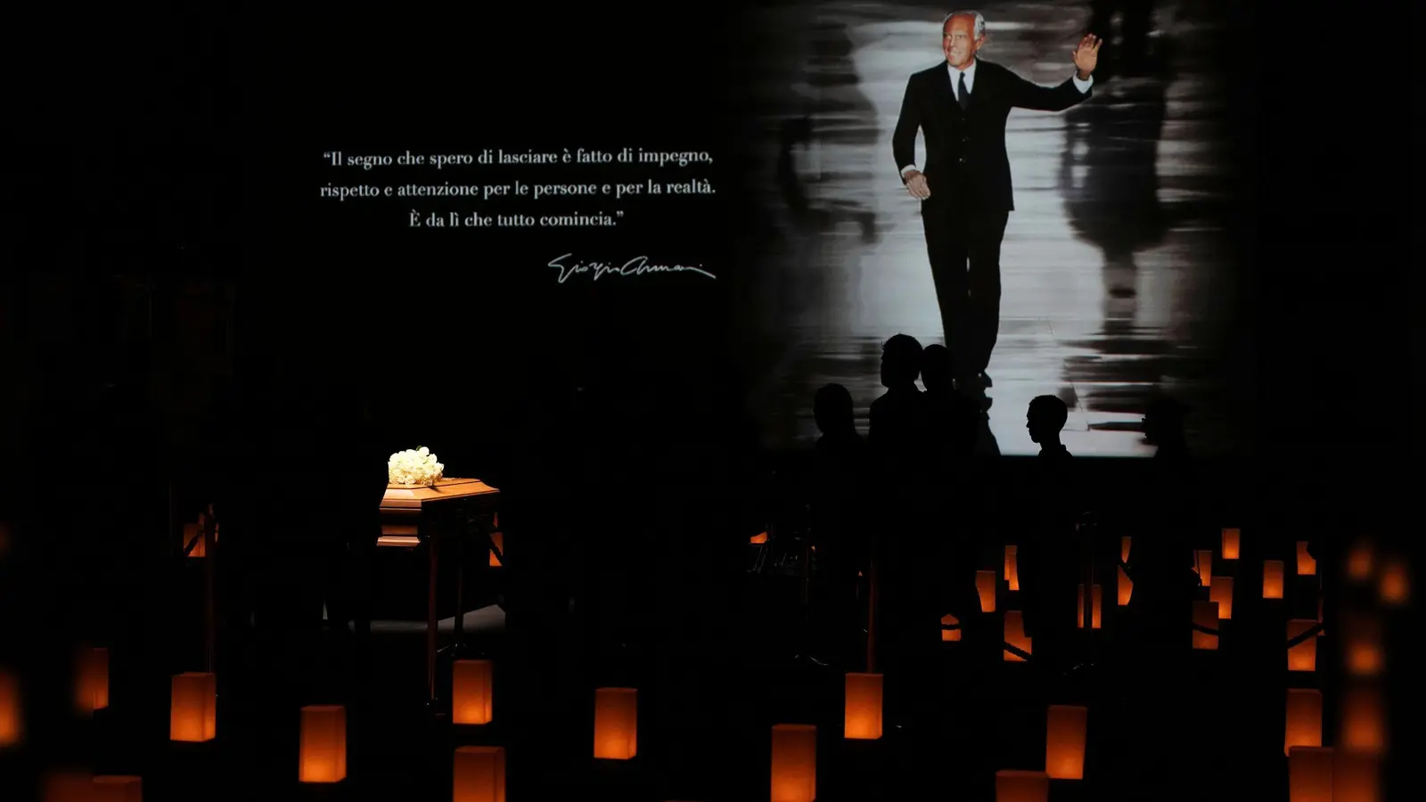 Der Sarg steht in dem Saal, in dem Giorgio Armani früher seine Modeschauen abnahm. (Foto: Antonio Calanni/AP/dpa)