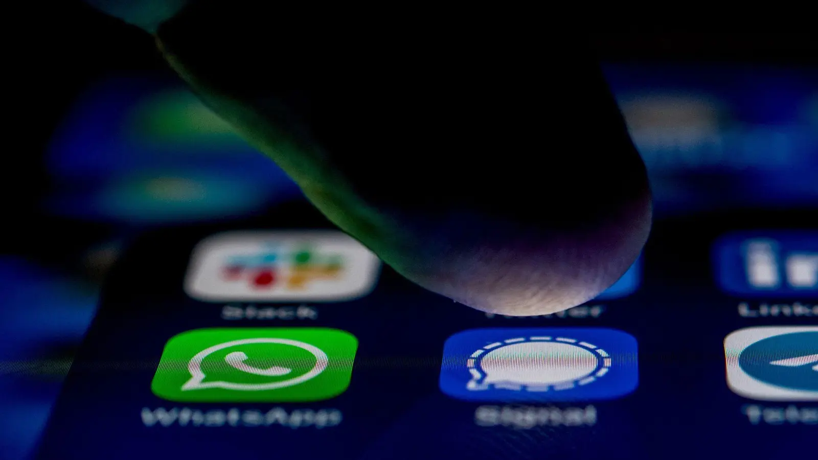 Whatsapp und Signal: Link-Vorschauen bieten beide Messenger, sie sind von den Entwicklern aber unterschiedlich umgesetzt worden. (Foto: Zacharie Scheurer/dpa-tmn)