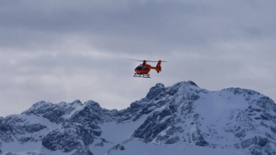 Löst eine Person auf einer privaten Wandertour einen Hubschrauber-Einsatz aus, kann sie von ihrem Begleiter keinen Schadenersatz verlangen und die Kosten einfordern. (Foto: Karl-Josef Hildenbrand/dpa)