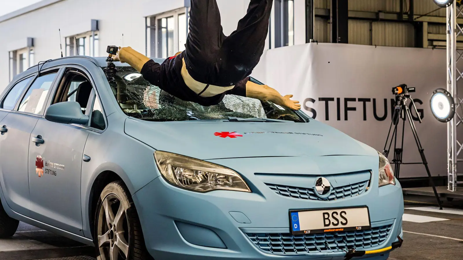 Zur Veranschaulichung der schweren Folgen wird im Crashtest ein Zusammenstoß von Fußgängern und Autos nachgestellt. (Foto: Lars Berg/dpa)
