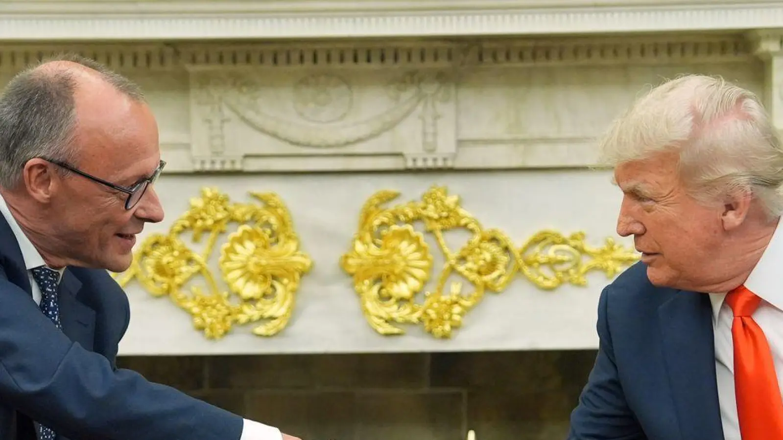 Merz übergab das Gastgeschenk im Oval Office.  (Foto: Evan Vucci/AP/dpa)