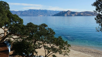 Hier kommt man pilgernd vorbei: Kiesstrand von Baška. (Foto: Andreas Drouve/dpa-tmn)