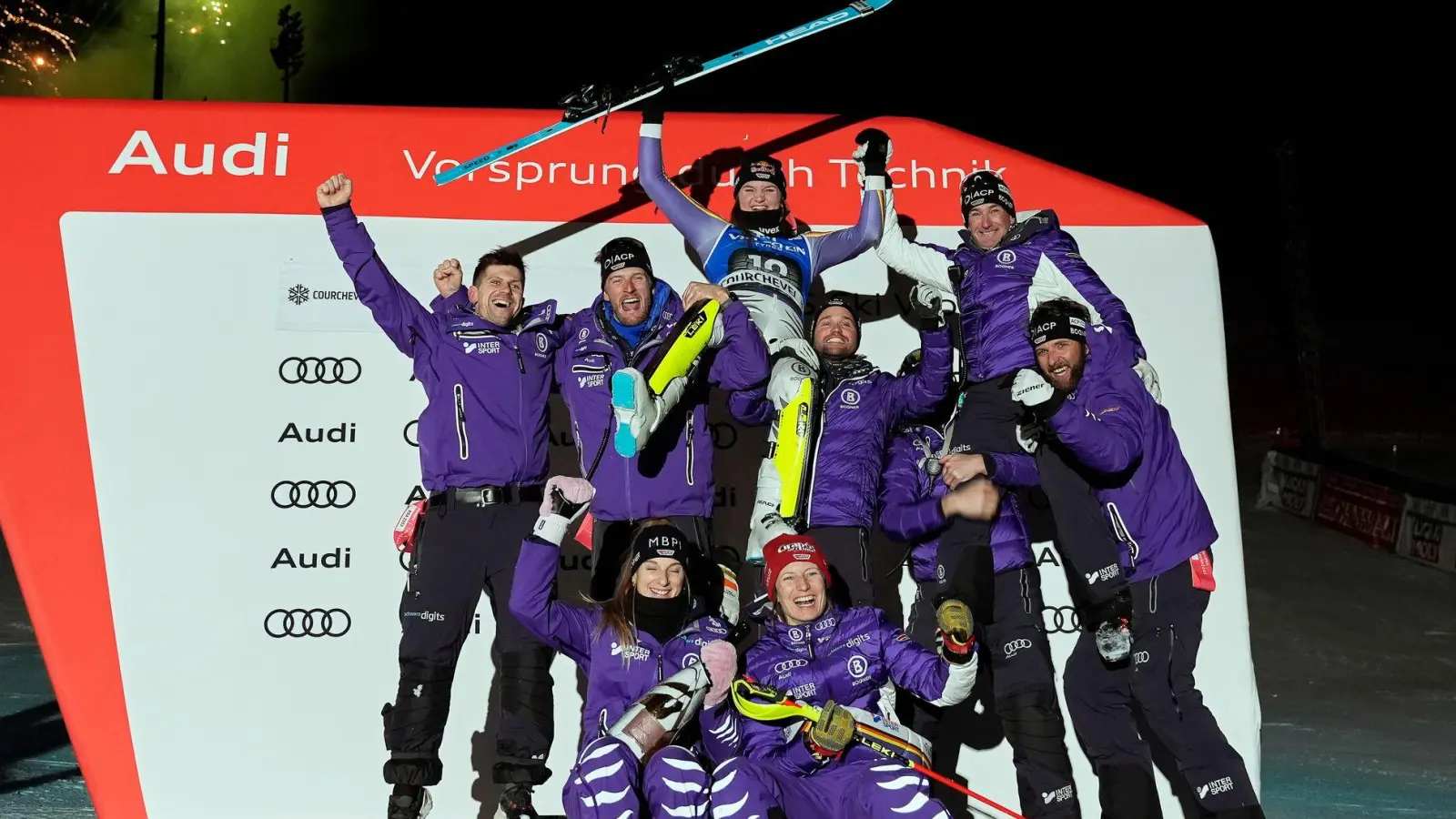 Emma Aicher (oben M, Deutschland) jubelt auf dem Podium mit den Teamkollegen. (Foto: Giovanni Auletta/AP/dpa)