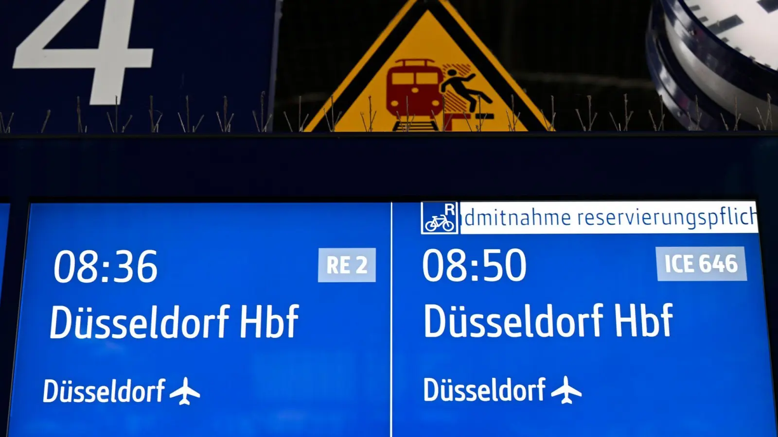 Die Deutsche Bahn hat die Strecke Duisburg-Düsseldorf in den Morgenstunden wieder freigegeben. (Foto: Roberto Pfeil/dpa)