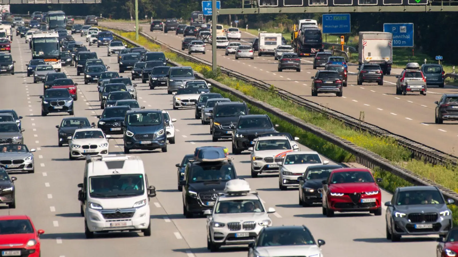 Für die Herbstferien sagt der ADAC Staus vorher. (Symbolbild) (Foto: Stefan Puchner/dpa)