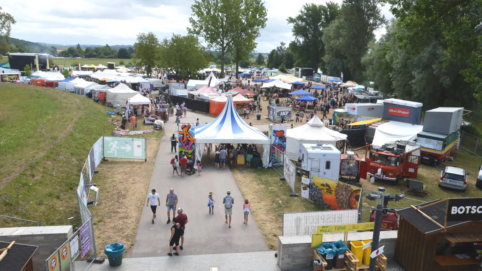Das Gelände gliederte sich in Händler- und Standbetreiberbereiche sowie die Musik-Area. (Foto: Peter Tippl)