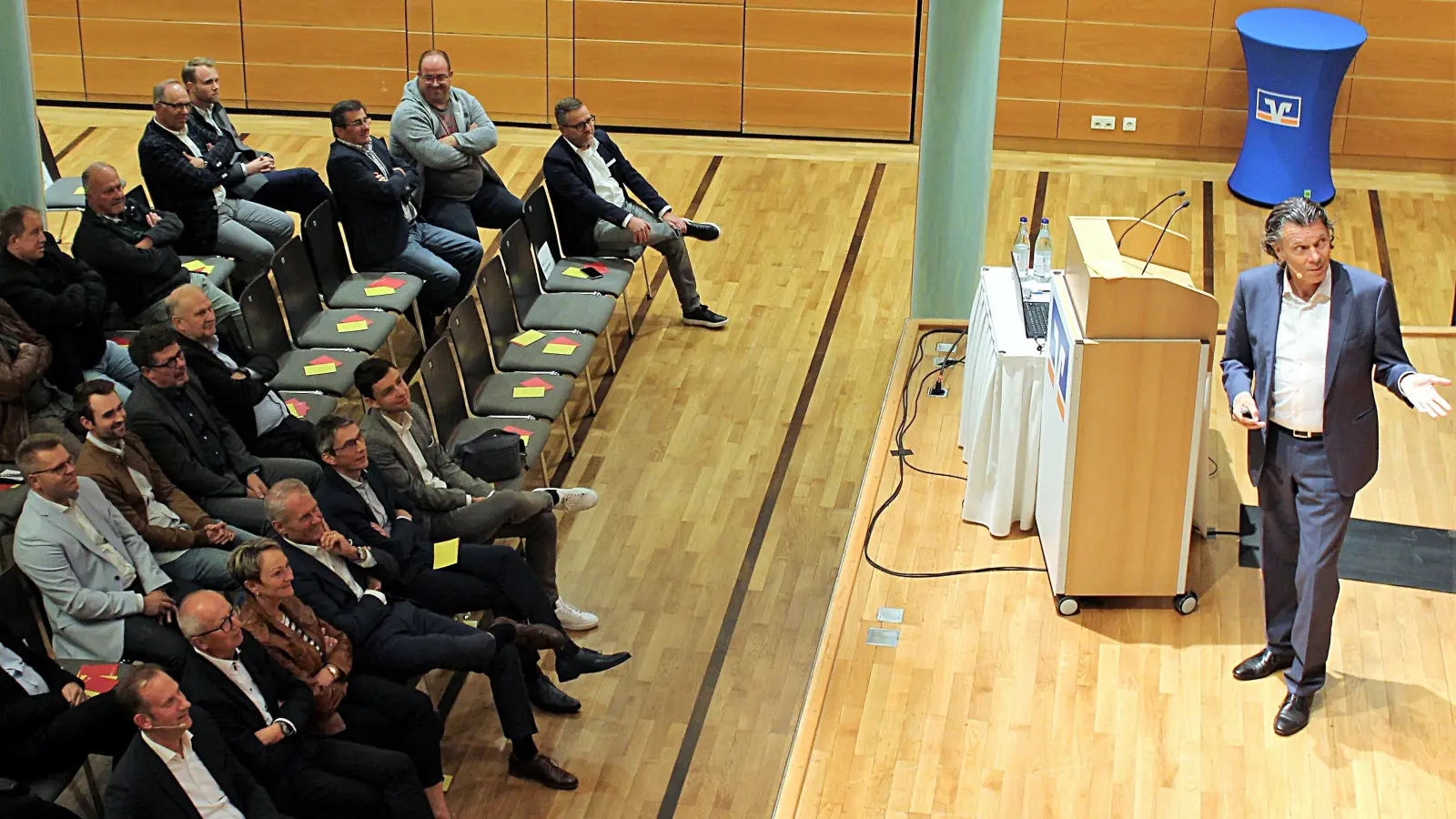 „Fulminant, mitreißend und begeisternd“ – Urs Meier bei der VR-Bank. (Foto: Diane Mayer)