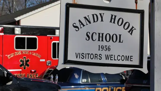 Im Dezember 2012 wird schon einmal eine Grundschule Schauplatz eines grausamen Amoklaufs: Der Name „Sandy Hook“ aus dem Ort Newtown im Bundesstaat Connecticut brennt sich ins Gedächtnis der USA ein. (Foto: Jeff Spooner/EPA/dpa)