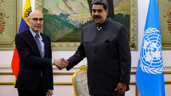 Volker Türk (l), UN-Hochkommissar für Menschenrechte, trifft Venezuelas Präsident Nicolas Maduro in Caracas (Foto: Pedro Rances Mattey/dpa)