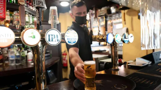 Auch die Pubs und Brauereien in Großbritannien leiden unter gestiegenen Energiekosten und der hohen Inflation. (Foto: Jon Super/AP/dpa)