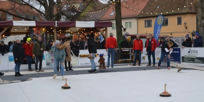 Wenn das Eisstockschießen zur Gaudi wird: Am Samstag duellierten sich auf der Uffenheimer Eiszeit-Bahn 35 Mannschaften. Ihr Ziel: der Gewinn des heiß begehrten Wanderpokals. (Foto: Johannes Zimmermann)