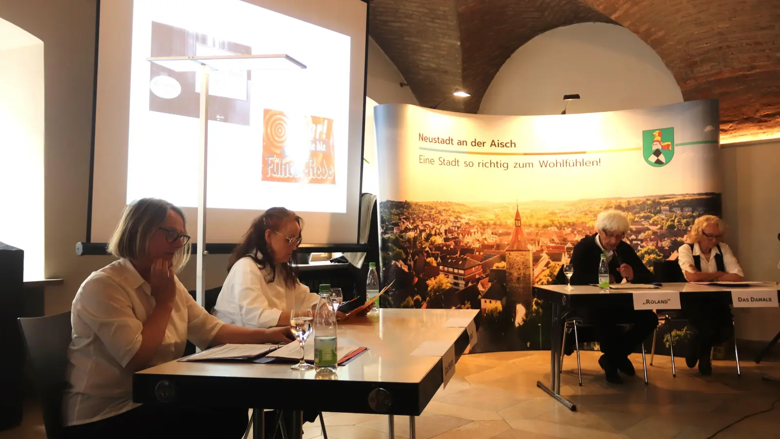 Bei der szenischen Lesung in der Rathaus-Ehrenhalle trugen vor (von links): Tabea Bartsch, Christiane Binas-Kalle, Thomas Kalle und Ulrike Merkel. (Foto: Gabriele Graßl)