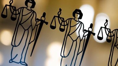 Die Justitia ist an einer Scheibe am Eingang zum Oberlandesgericht zu sehen. (Foto: Rolf Vennenbernd/dpa/Symbolbild)