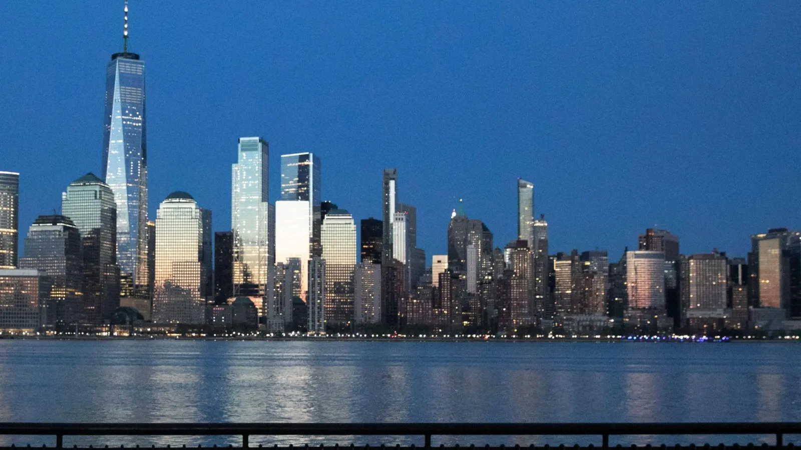 Die Skyline von Manhattan. New York könnte künftig stärker von Überflutungen betroffen sein als andere Küstenstädte. (Foto: Mark Lennihan/AP/dpa)