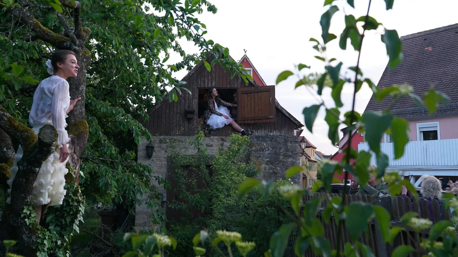 In einem idyllischen Garten trugen Tikki Töhne (links) und Lotta Zühlke „Mythenwelt“ von Anita Menger vor. (Foto: Elke Walter)