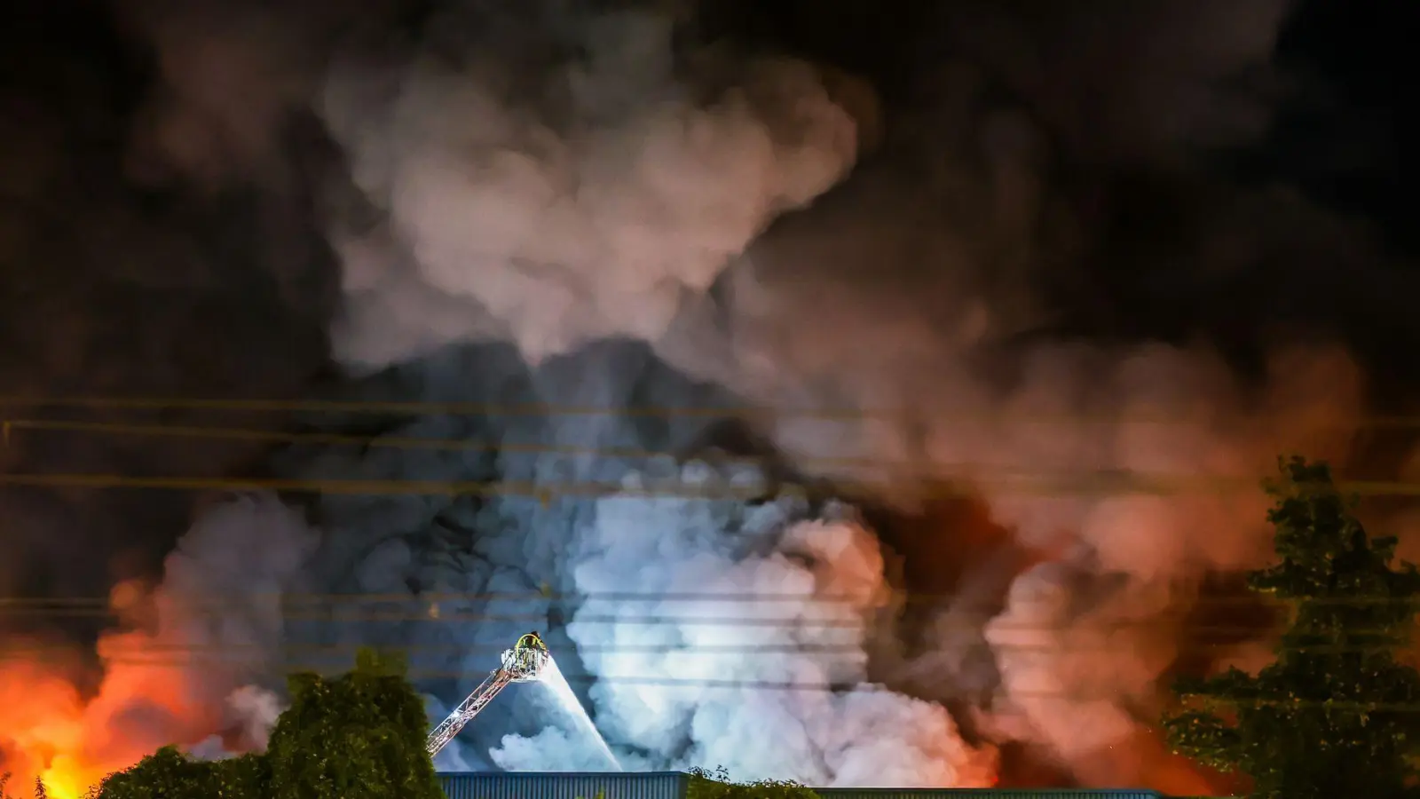 Für die Stuttgarter Feuerwehr ist es einer der größten Einsätze seit Jahren. (Foto: Christoph Schmidt/dpa)