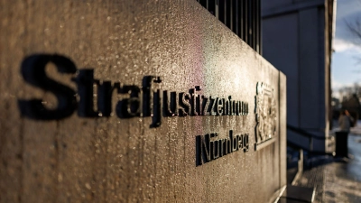 Den Ermittlungen zufolge schoss der Angeklagte vor den Augen zahlreicher Zeugen sechsmal auf das Opfer. (Symbolbild) (Foto: Daniel Karmann/dpa)