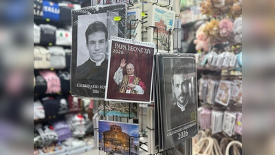 Rund um den Petersdom werden Kalender von Papst Leo XIV. sowie echten und falschen Priestern verkauft. (Foto: Christoph Sator/dpa)