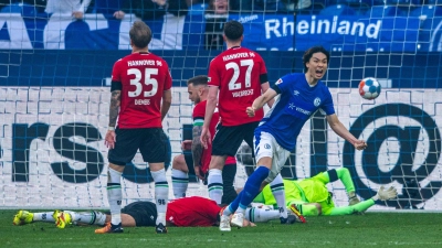 Ko Itakura (r) sorgte beim Schalke-Sieg gegen Hannover für die Führung der Königsblauen. (Foto: David Inderlied/dpa)