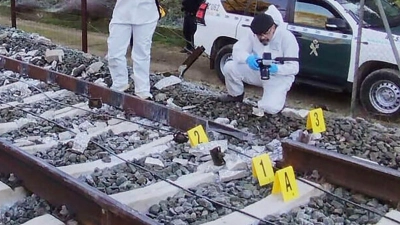 Ein vorläufiger Untersuchungsbruch sieht den Bruch einer Schiene als wahrscheinliche Ursache der Katastrophe. (Foto: Uncredited/Guardia Civil via AP/dpa)