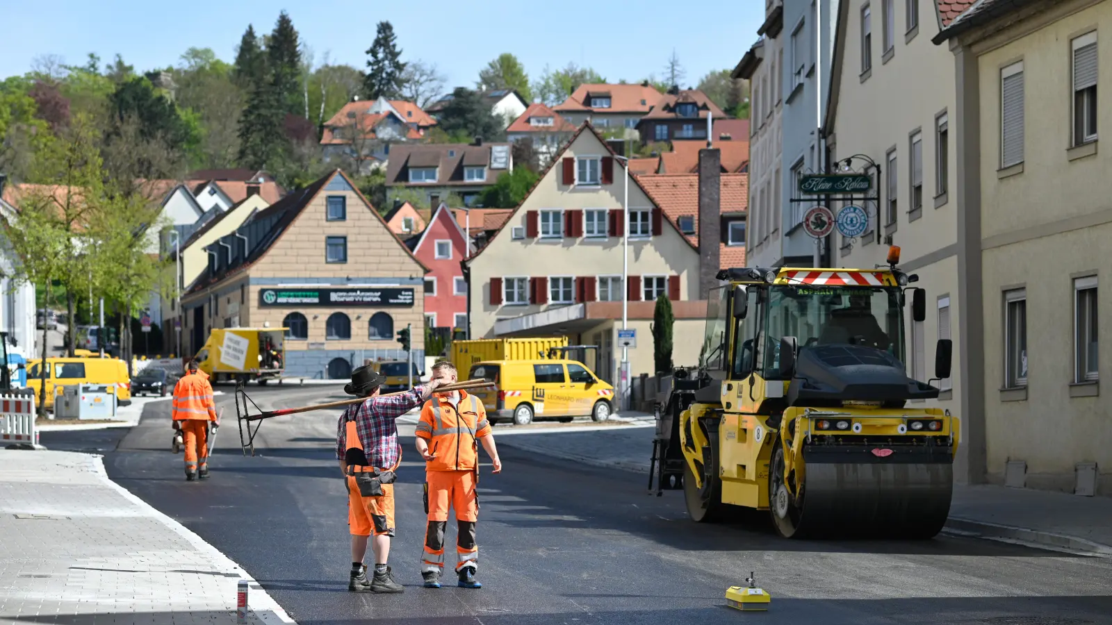Das Finale einer langwierigen und für viele Verkehrsteilnehmer „nervigen“ Baustelle: Derzeit wird das letzte Teilstück der Schloßstraße neu asphaltiert. (Foto: Jim Albright)