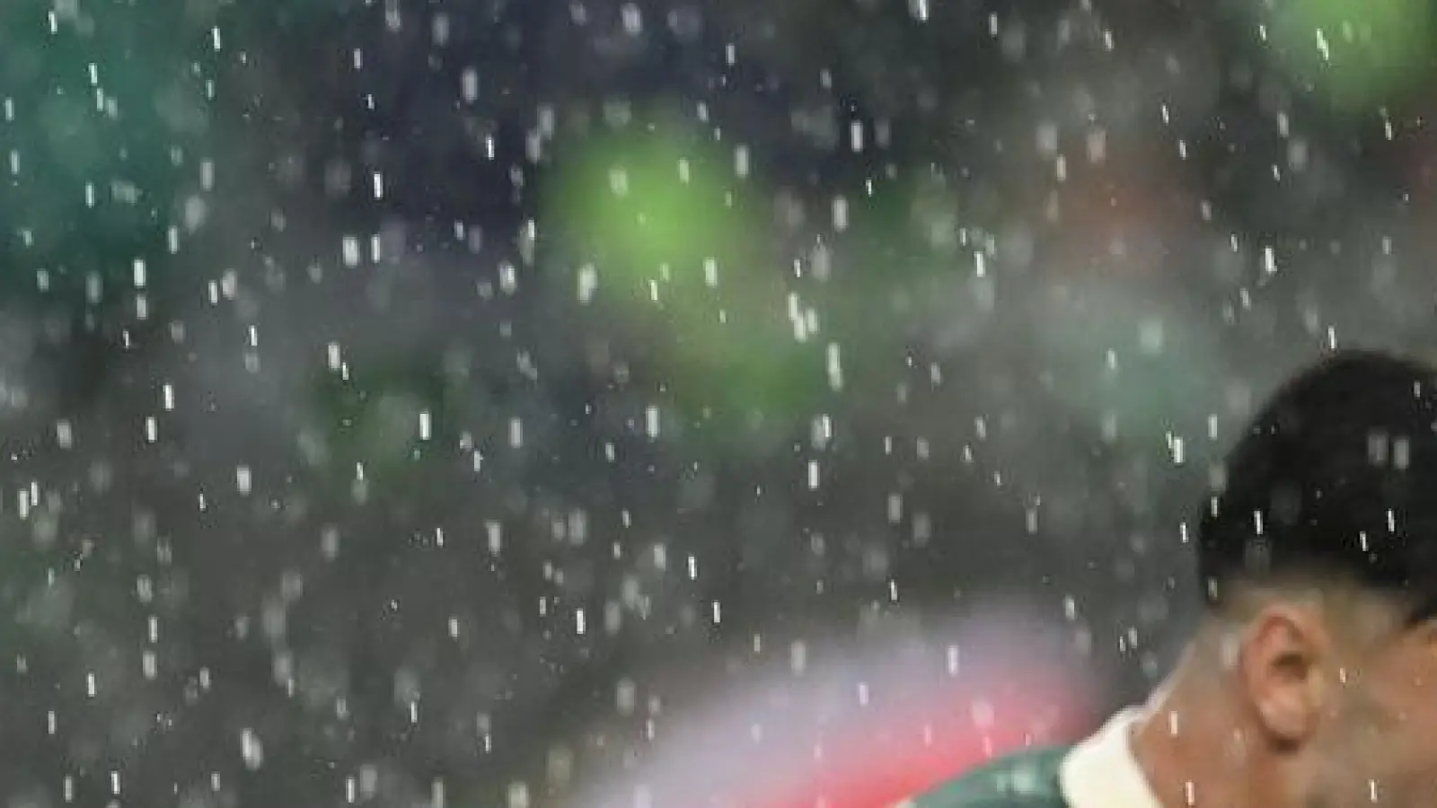 Beim Bundesligaspiel zwischen Wolfsburg und Köln sorgte ein Unwetter für eine Unterbrechung (Foto: dpa)