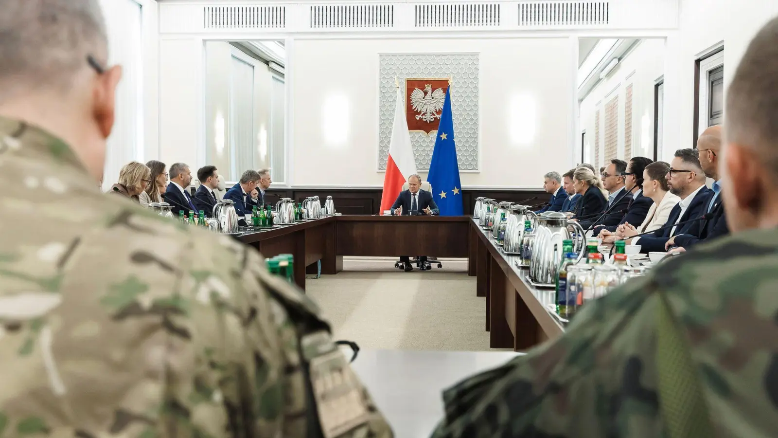 Polens Ministerpräsident Donald Tusk berief nach dem Vorfall eine außerordentliche Regierungssitzung mit Vertretern des Militärs ein. (Foto: Chancellery of the Prime Ministe/AP/dpa)