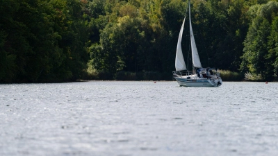 Ein Segelboot segelt 2021 über den Ellertshäuser See bevor das Wasser für Sanierungsarbeiten abgelassen wurde. Unerwartet früh ist der See bereits wieder gefüllt. (Foto: Nicolas Armer/dpa)