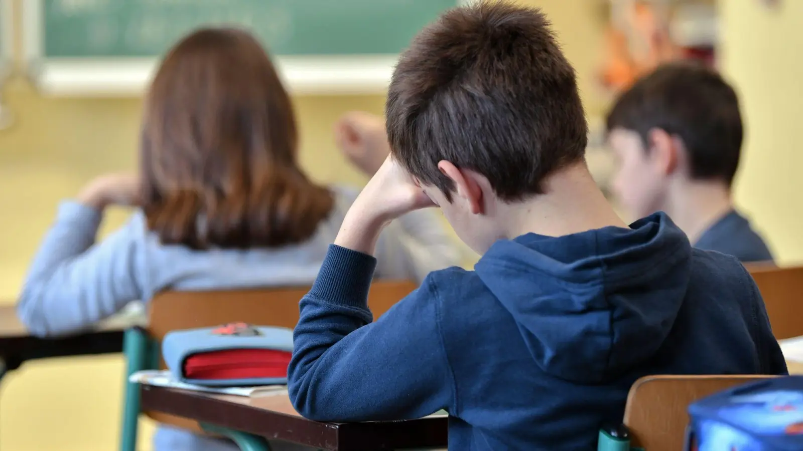 Leistungsdruck, Mobbing, soziale Ängste und Lese- oder Rechtschreibschwäche sind die häufigsten Ursachen, die zur Schulangst führen können.  (Foto: Patrick Pleul/ZB/dpa)