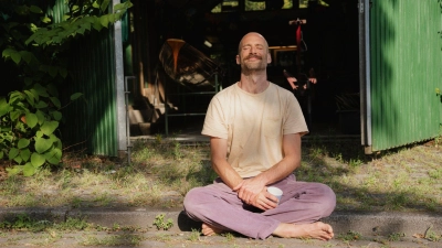 Auch wenn erst mal das Gedankenkarussell anspringt: Als konzentrative Übung hilft Meditation dabei, innerlich zur Ruhe zu kommen. (Foto: Kniel Synnatzschke/Westend61/dpa-tmn)
