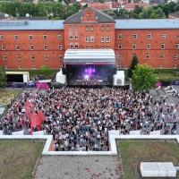 Der Hochschul-Campus gibt ein gutes Festivalgelände. Das hat sich vor zwei Jahren gezeigt. Dieses Mal lassen sich mit den Erfahrungswerten Details wie ein zweiter Getränkeausschank umsetzen. (Foto: Bayerische Drohnenakademie)