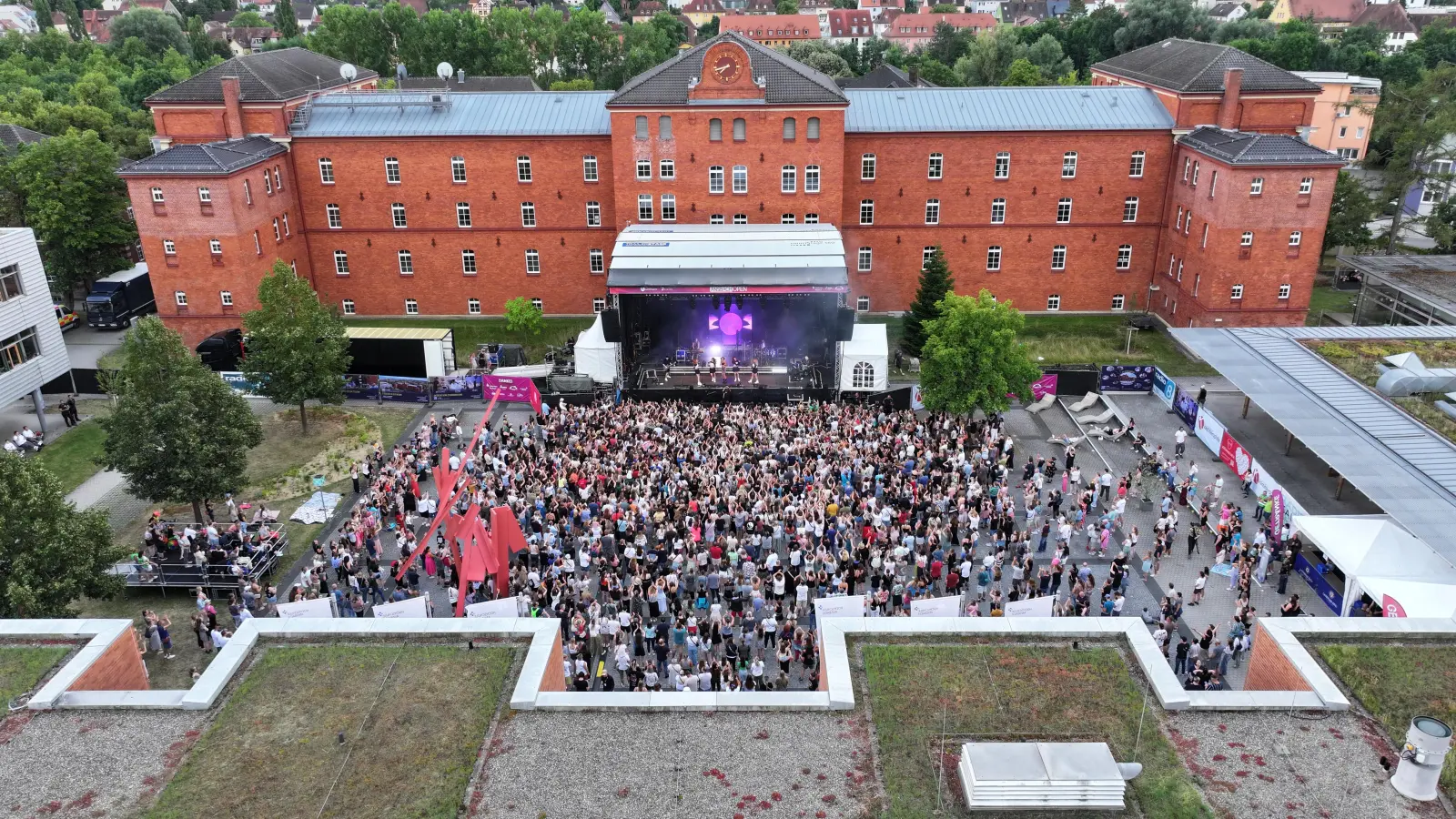 Der Hochschul-Campus gibt ein gutes Festivalgelände. Das hat sich vor zwei Jahren gezeigt. Dieses Mal lassen sich mit den Erfahrungswerten Details wie ein zweiter Getränkeausschank umsetzen. (Foto: Bayerische Drohnenakademie)