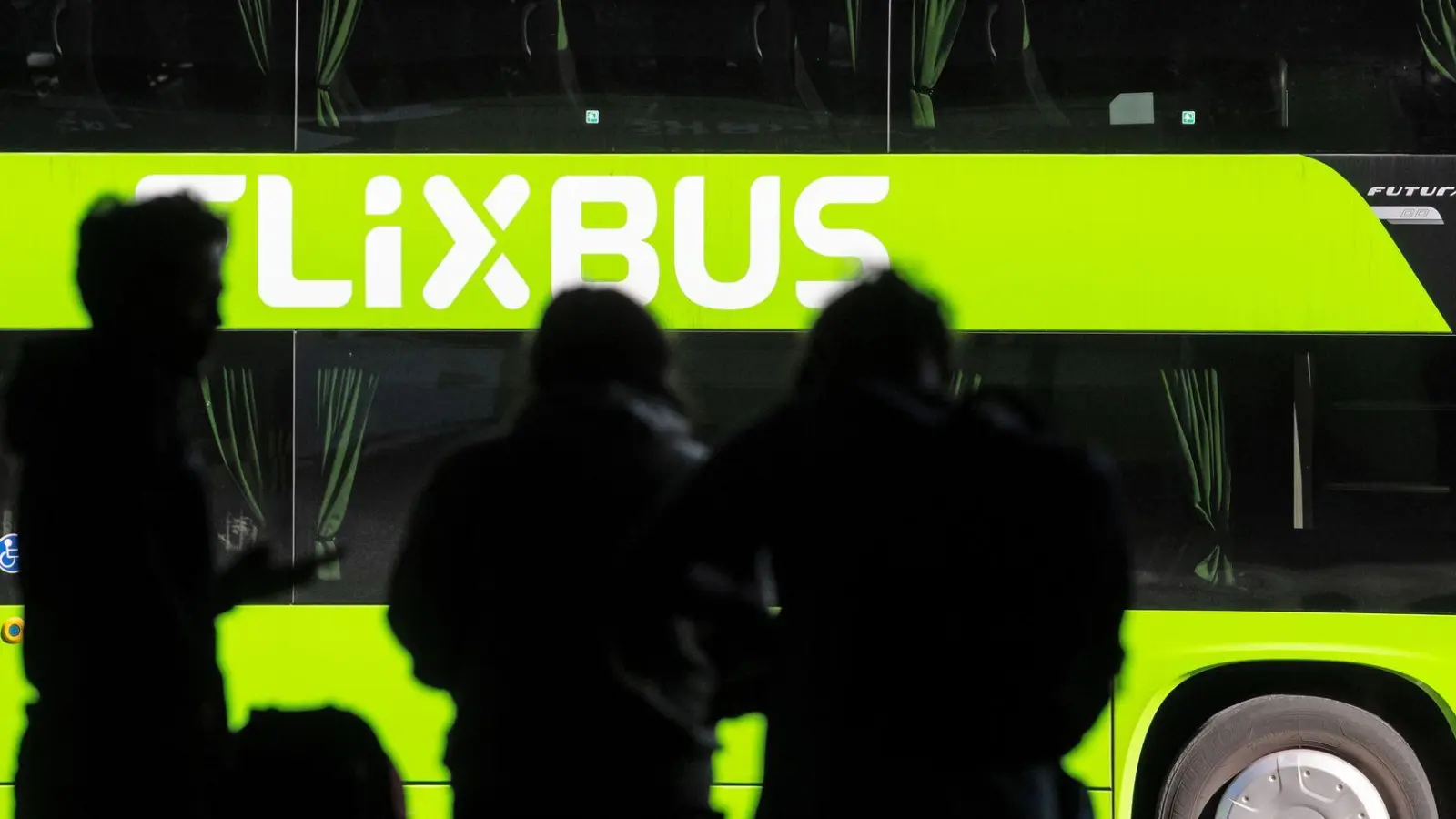 Die Fahrt mit dem Bus dauert laut Anbieter gut 22 Stunden. (Archivbild) (Foto: Sven Hoppe/dpa)