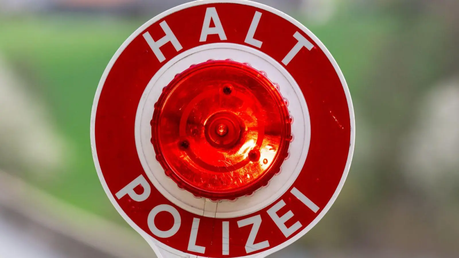 Die Polizei stellt bei einem 21-Jährigen ein manipuliertes E-Bike sowie über 30 Gramm Cannabis fest. (Symbolbild) (Foto: Armin Weigel/dpa)