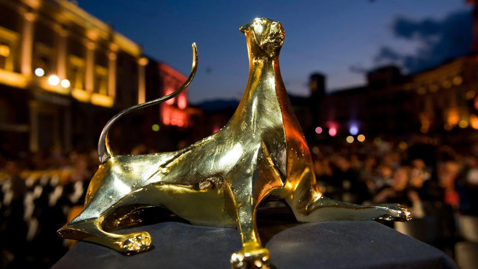 Der Goldene Leopard ist der Hauptpreis des Festivals. (Archivbild) (Foto: Jean-Christophe Bott/Keystone/dpa)