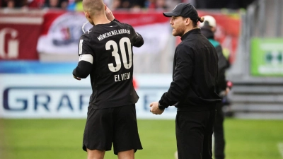 In der Krise: Trainer Eugen Polanski (r) spricht mit Nico Elvedi. (Foto: Philipp von Ditfurth/dpa)