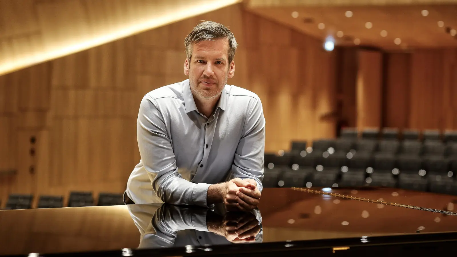 Im Konzertsaal der Tauberphilharmonie Weikersheim: Johannes Mnich, der zukünftige Intendant der Bachwoche Ansbach. (Foto: Thomas Wirth)