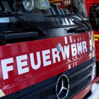 Die Feuerwehr kann die brennenden Stellen schnell löschen. (Symbolbild) (Foto: Sven Hoppe/dpa)