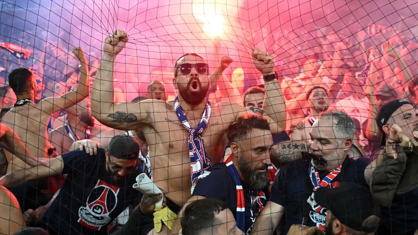 Jubel bei den Pariser Fans nach dem 1:0 im Champions League Finale in München (Foto: Robert Michael/dpa)