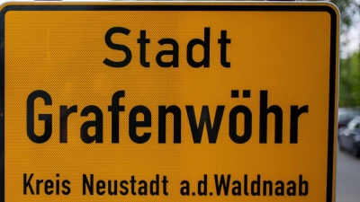 „Stadt Grafenwöhr” steht auf einem Ortsschild. (Foto: Daniel Karmann/dpa/Archivbild)