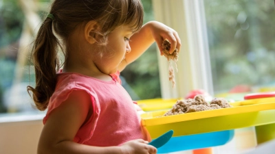 Asbestverdacht bei Knetsand: Öko-Test hat 18 Produkte untersucht und in einem Asbestfasern nachgewiesen. (Foto: Christin Klose/dpa-tmnt/dpa-tmn)