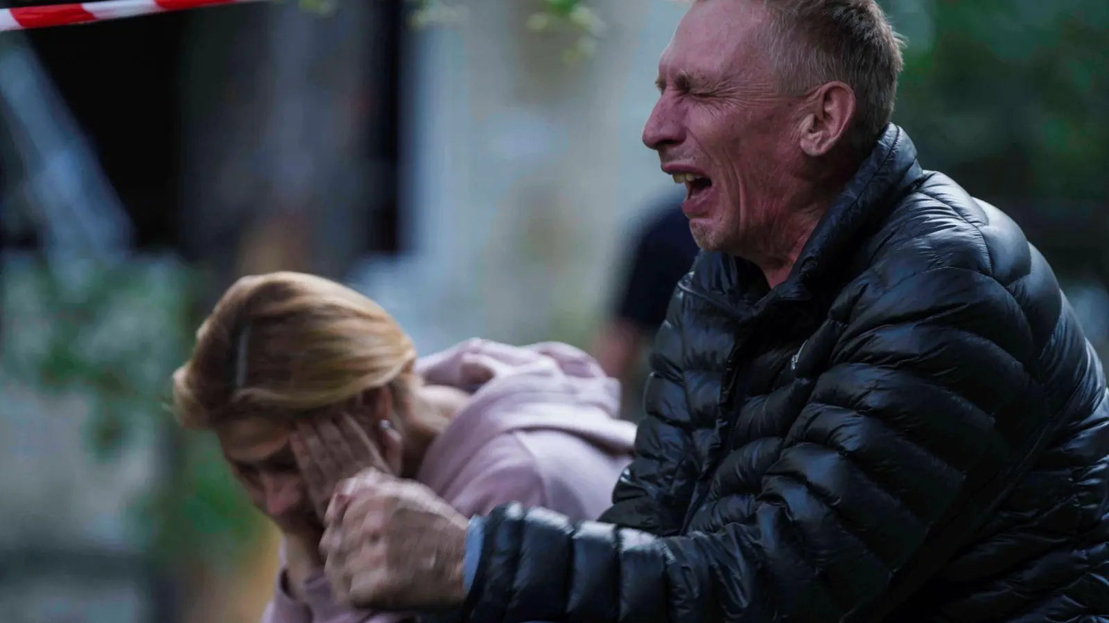 In Kiew wurden mindestens 14 Menschen durch den russischen Angriff getötet. (Foto: Evgeniy Maloletka/AP/dpa)