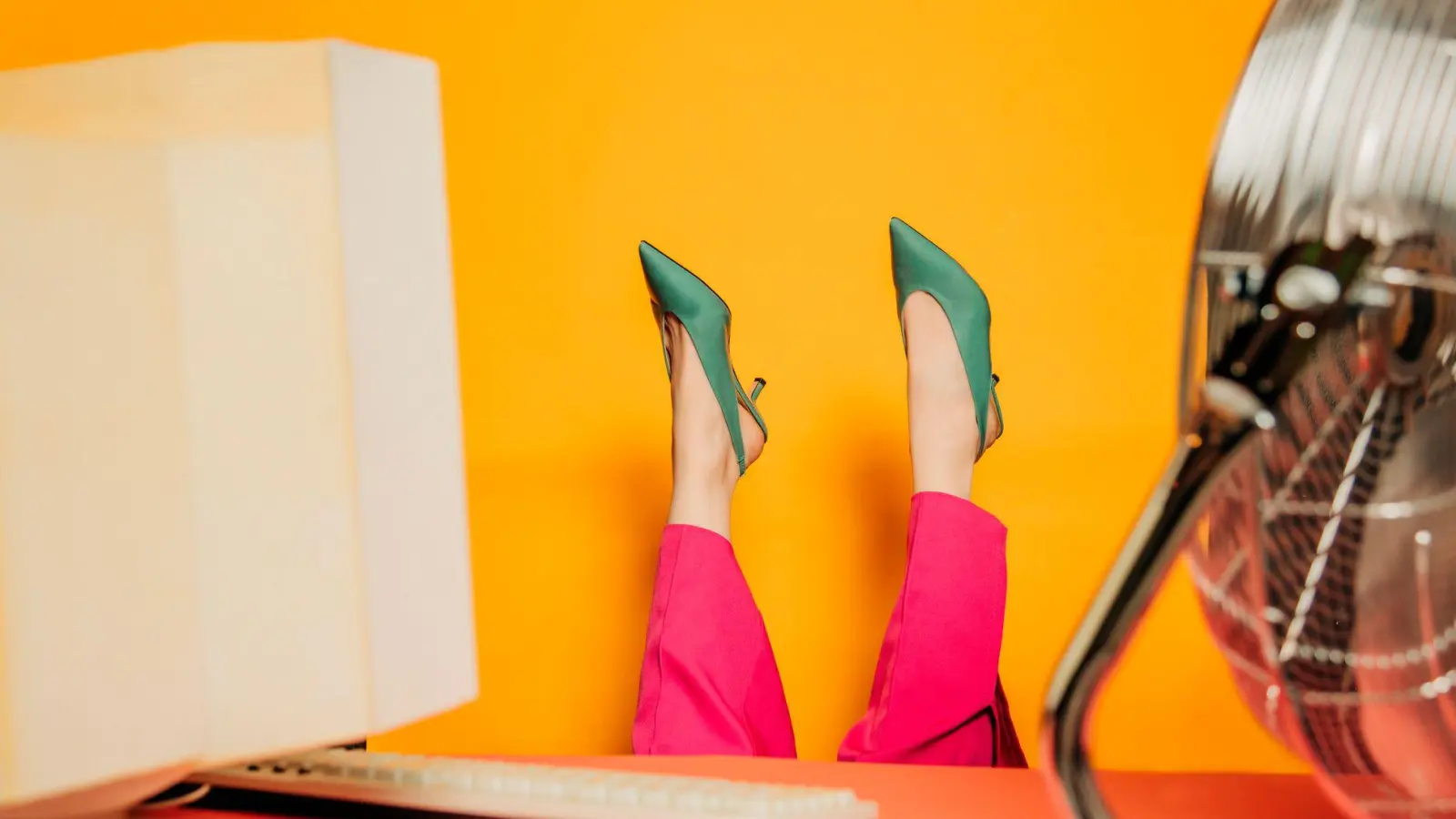 Viel zu heiß? Ein Recht auf Hitzefrei gibt es in Deutschland für Beschäftigte nicht. (Foto: Vira Simon/Westend61/dpa-tmn)