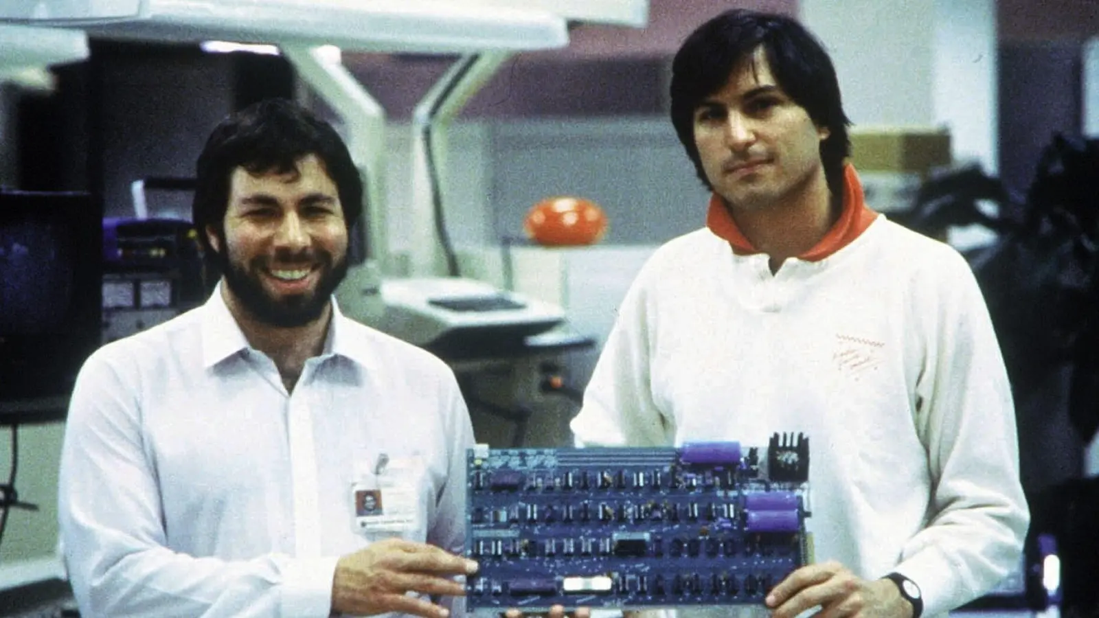 1976: Das erste Apple-Produkt - der Apple I - wurde von Steve Wozniak (l) entworfen. Rechts: Steve Jobs.  (Foto: picture alliance / dpa)