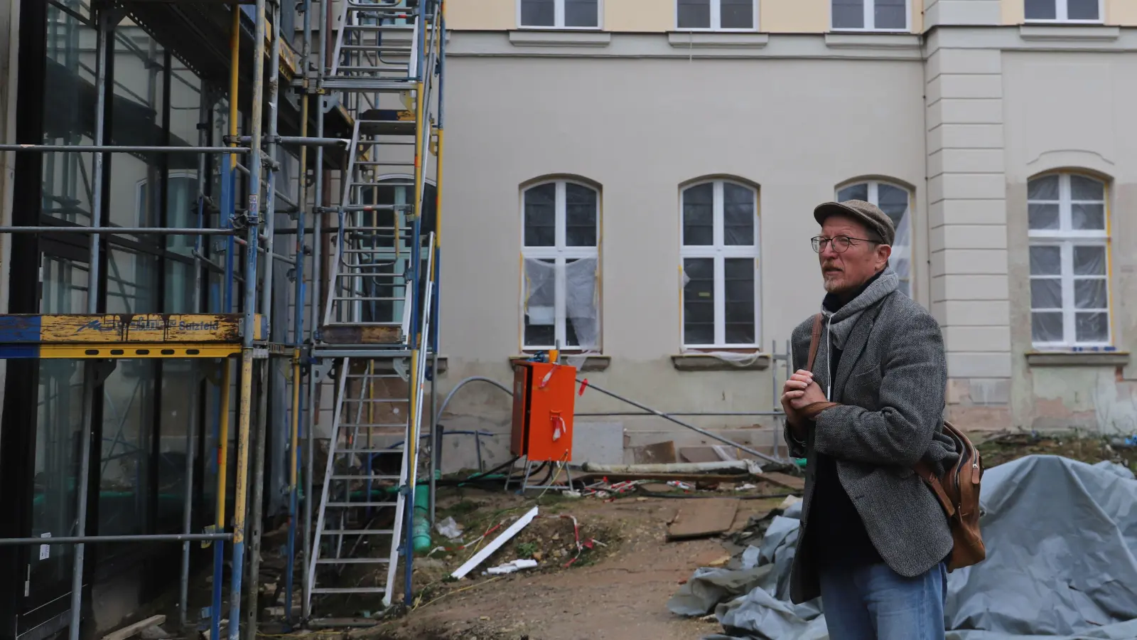 Museumsleiter Dr. Christian Schoen sieht sich den Fortgang der Arbeiten am Neubau an. (Foto: Oliver Herbst)