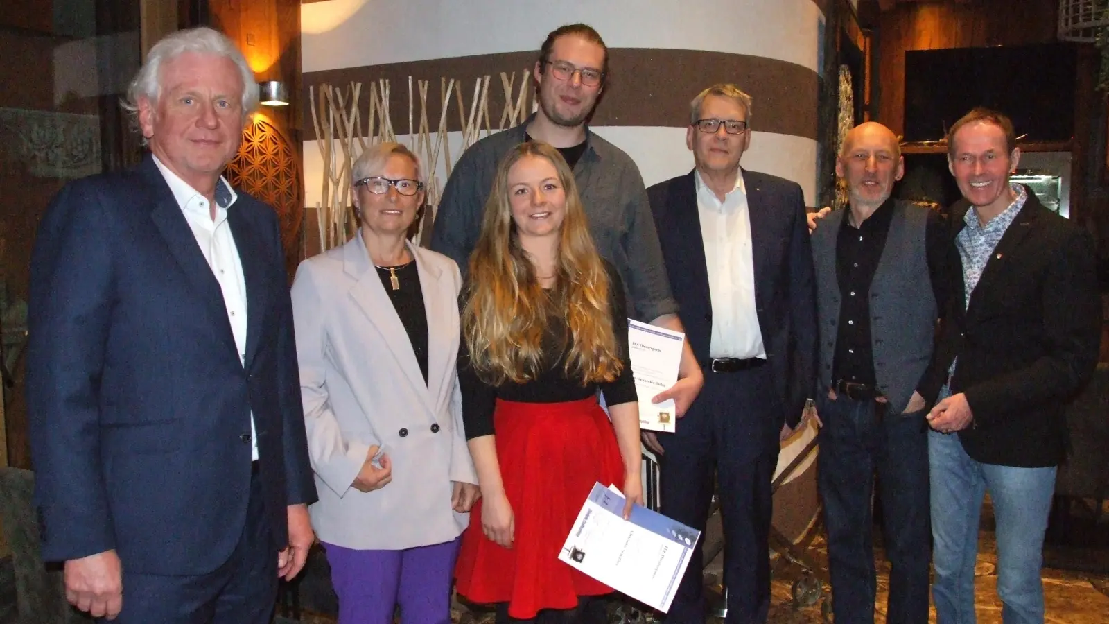 Schauspielerin Charlotte Schiffler (Dritte von links) und Regisseur Knut-Alexander Höhn (Vierter von links) bekamen den FLZ-Theaterpreis. Die Würdigung übergaben die beiden Verleger, Guido W. Mehl (links) und Harald W. Wiedfeld (Dritter von rechts). Zur Auszeichnung gratulierten Chefredakteurin Gudrun Bayer (Zweite von links) sowie (von rechts) Oberbürgermeister Dr. Christoph Hammer und Intendant Peter Cahn. (Foto: Jasmin Kiendl)