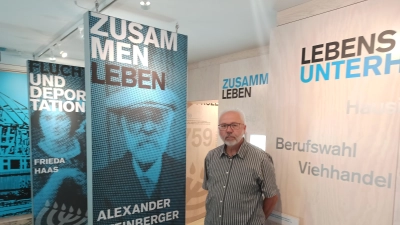 Günther Fohrer im Dokuzentrum „Familiengeschichten - Jüdisches Leben in Colmberg”. Die ständige Ausstellung basiert auf seinen Recherchen. (Foto: Winfried Vennemann)