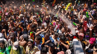 Traditionell reisen Touristen aus aller Welt zu der riesigen Wasser-Sause an. (Foto: Arnun Chonmahatrakool/AP/dpa)