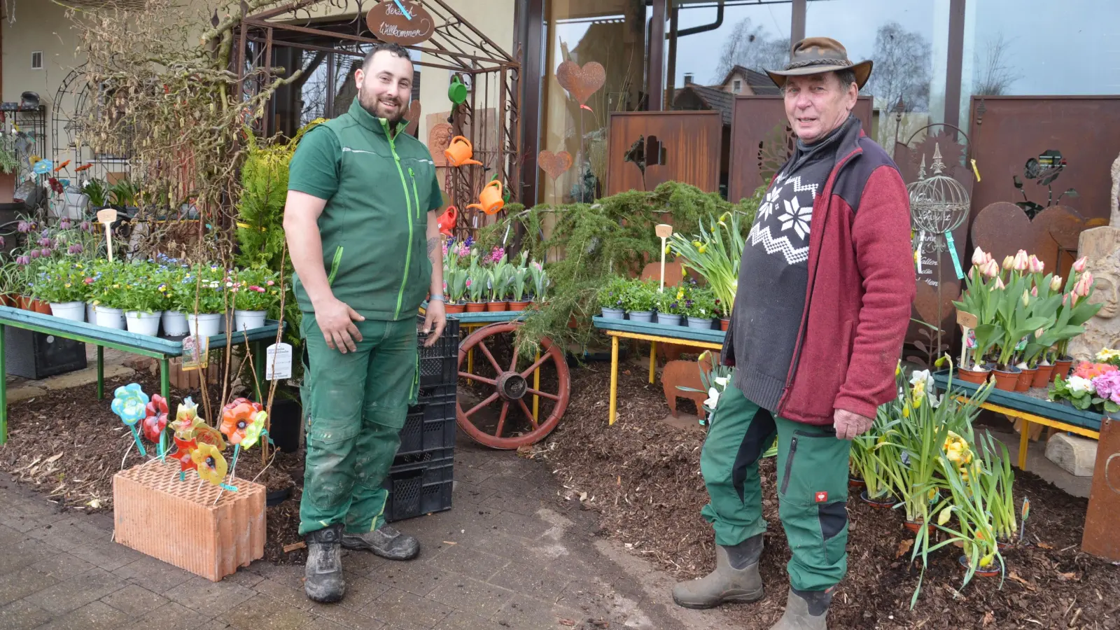 Georg Engelhardt (rechts) hat mit Stefan Kloos (links) den idealen Nachfolger für die Gartenbaumschulen Engelhardt in Weidelbach 29, 91550 Dinkelsbühl, gefunden. (Foto: Peter Tippl)